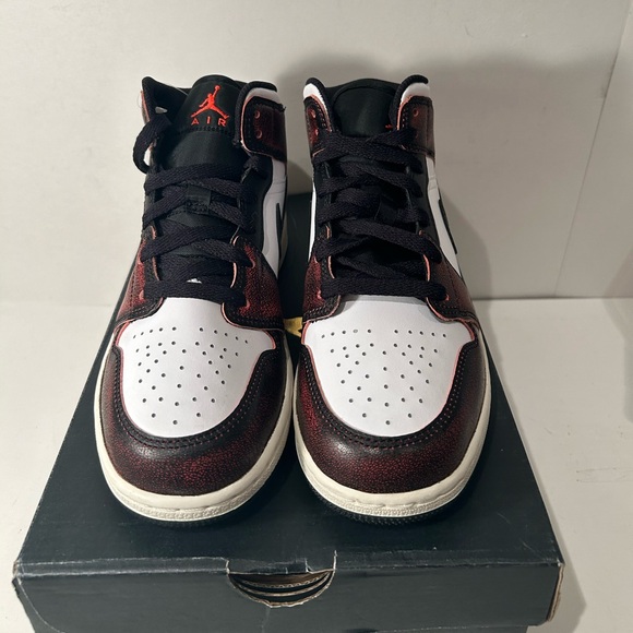 Jordan 1 Mid Chicago Wear Away - Picture 2 of 5